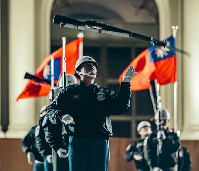  儀隊官兵施展精湛槍法，展現勤訓精練成果。
（記者陳怡璿攝）