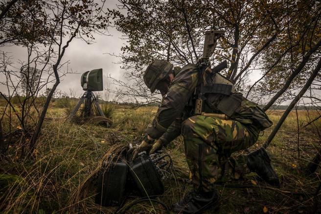 荷兰将扩大採购单兵反无人机侦搜装备，藉此提升基层单位防空战力。图为皇家荷兰陆军官兵操作反无人机雷达。（取自荷兰国防部网站）