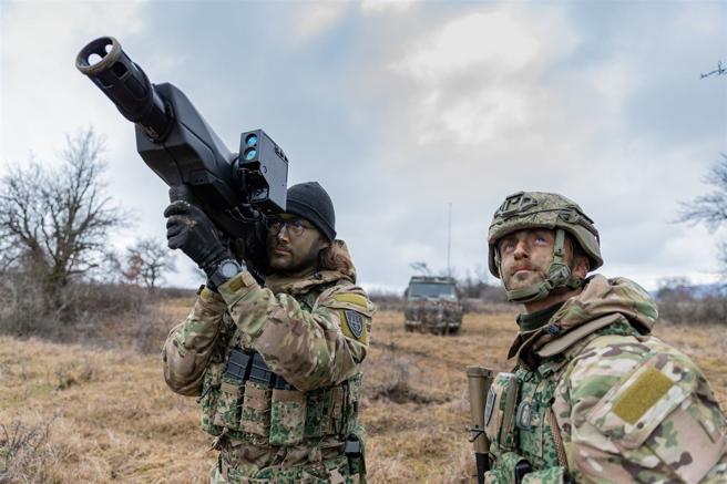 虽然荷兰陆军已配备反无人机网枪，但也规划加速打造eAAAD ToolBox，提升先进反无人机能量。（取自荷兰国防部网站）