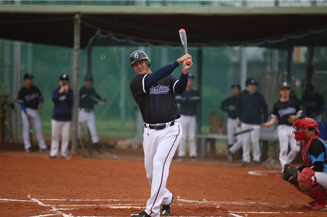 高国辉在新闻杯软式棒球赛小试身手。（李弘斌摄）