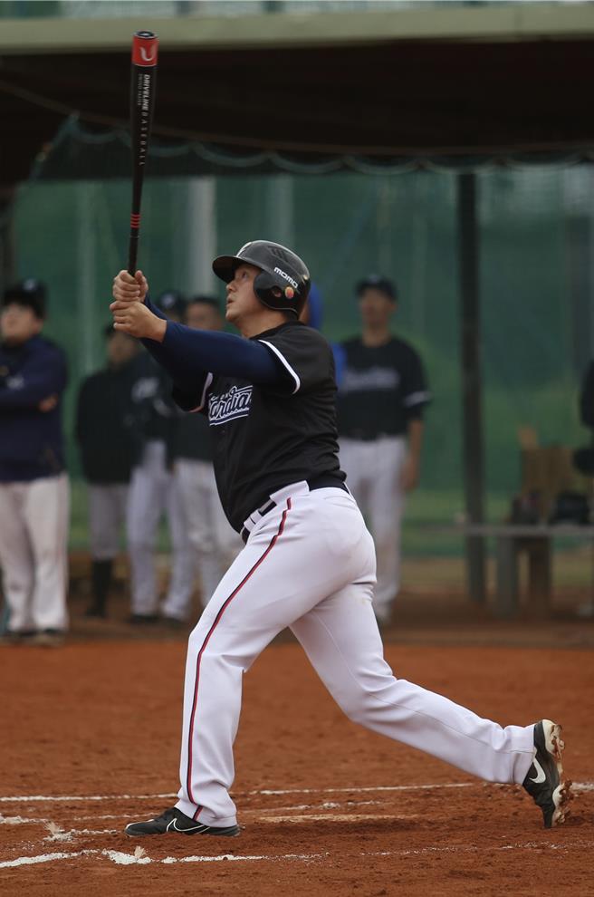 高国辉击出中外野深远飞球出局。（李弘斌摄）