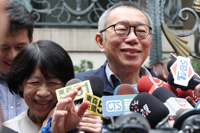 台北地检署侦办前台北市长柯文哲涉及京华城容积率与政治献金假帐案，在押的前台北市长柯文哲移审法院后，北院27日裁定交保，完成交保后离开返家，妻子陈佩琪（左）出门迎接，受访时陈紧贴身边，柯则露出久违的笑容。（资料照/邓博仁摄）