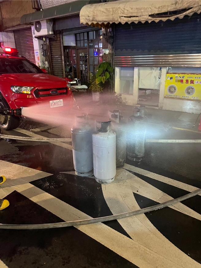 桃园市桃园区民生路1间餐厅27日晚间发生火警，内部4支瓦斯钢瓶疑似管线破裂发生气爆，所幸没有人员伤亡受困。详细起火原因，仍需桃园市消防局火调人员厘清。（翻摄照片）