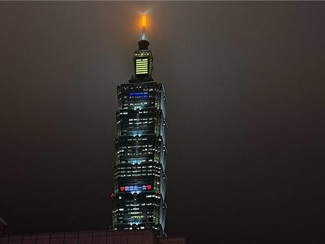 「我爱北一女」台北101大楼耶诞节点灯漏拍，台北101大楼董事长贾永婕回应，希望明年情人节可以与北一女合体举行联名活动。对此，台北市立第一女子高级中学校长陈智源表示，情人节放闪做公益， 「你点灯，我愿意」。 （温予菱摄）