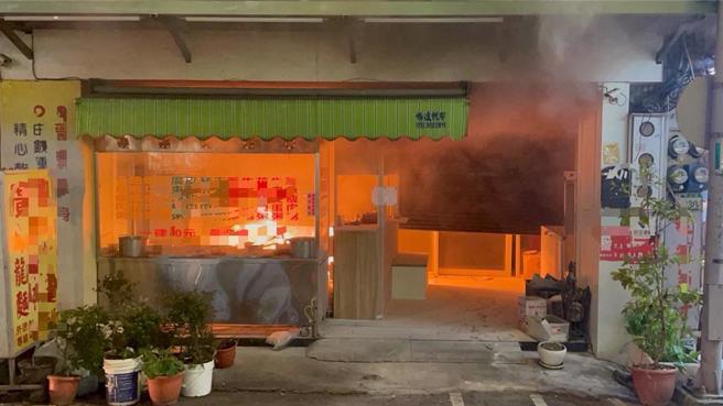 桃园市桃园区民生路1间餐厅27日晚间发生火警，业者更换内部4支瓦斯钢瓶时，疑似漏气发生气爆，所幸没有人员伤亡受困。详细起火原因，仍需桃园市消防局火调人员厘清。（翻摄照片）