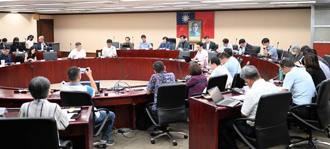 刘世芳指出，在不动产有被申请买卖、赠与、调解移转或设定抵押权登记等异动时，所有权人及指定的1位对象(如家人)，能即时收到简讯或电子邮件通知，如确认非本人申请案件时，得及时向地政事务所提出异议，拦阻产权异动，守护民眾不动产产权。（内政部提供／游念育台北传真）