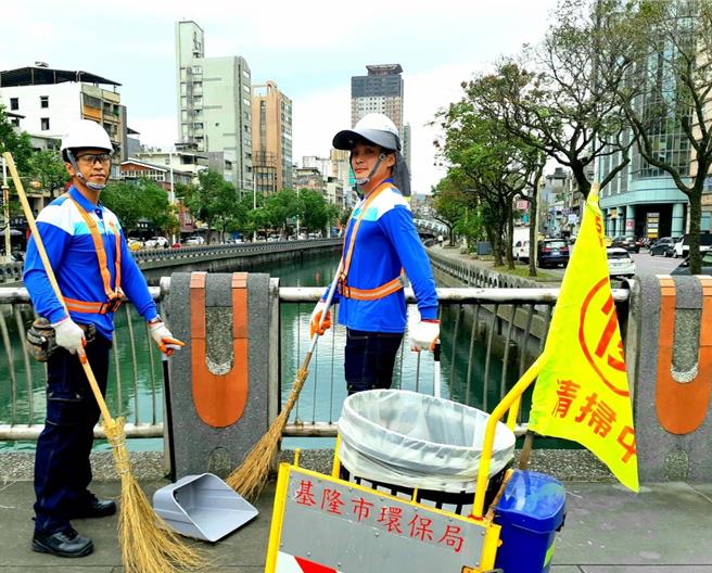 基隆市环保局表示，明年起将陆续换发透气与安全性兼顾的工作帽与遮阳护颈，为同仁打造更完善的工作环境。（基隆市环保局提供／徐佑升基隆传真）