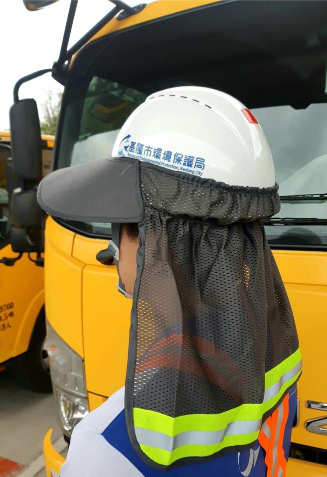 基隆市环保局表示，明年起将陆续换发透气与安全性兼顾的工作帽与遮阳护颈，为同仁打造更完善的工作环境。（基隆市环保局提供／徐佑升基隆传真）