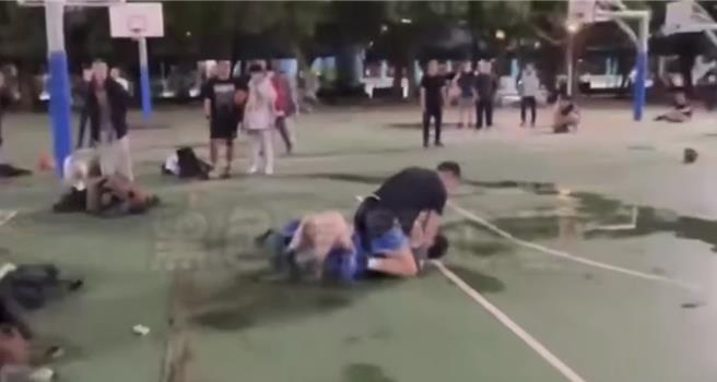 新北市永和区20岁陈姓男子27日晚间下午9时许，于福和桥下篮球场打球时，不慎与37岁吴姓男子有肢体碰撞，随后陈男率先动手，演变成肢体衝突。（永和警分局提供）