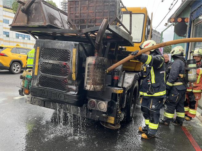 新北市新店区71岁林姓老翁，今（28）日上午9时许开车行经环河路119号时，驾驶的车辆忽然不明原因失去动力，随后便冒烟起火。（新店警分局提供）