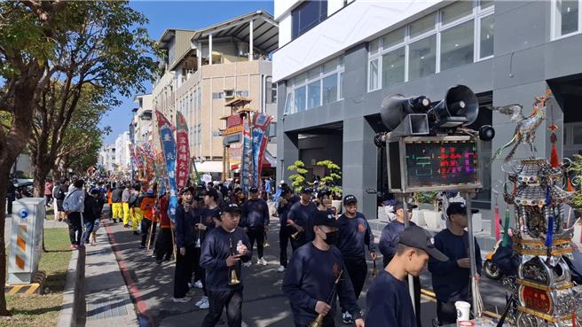台南市米街广安宫28日送天师庙会遶境，巷弄内也挤满阵头队伍。（程炳璋摄）
