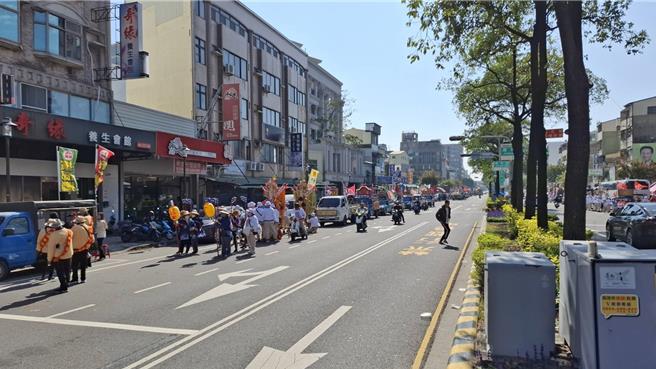 台南市米街广安宫28日送天师庙会遶境，南区夏林路马路两侧都是排队阵头。（程炳璋摄）