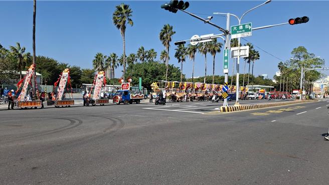 台南市米街广安宫28日送天师庙会遶境，南区夏林路两侧的阵头队伍长达数百公尺。（程炳璋摄）