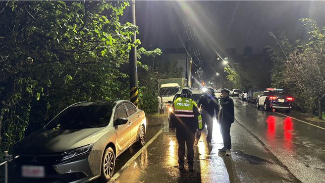 警方接获家属报案，前往萧男的计程车周边搜索。（警方提供）