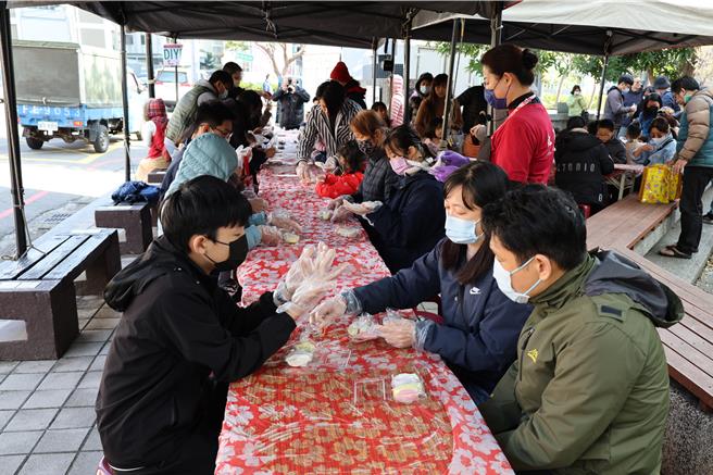 每年的12月28日是全国客家日，头份市公所安排在28日邀请千位民眾逛市集，一起做「雪圆」（客语汤圆）。（谢明俊摄）