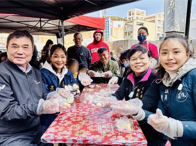 每年的12月28日是全国客家日，苗栗县长锺东锦与头份市长罗雪珠邀请千位民眾一起做「雪圆」（客语汤圆）。（头份市公所提供／谢明俊苗栗传真）