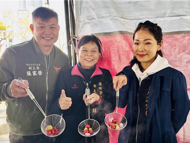 每年的12月28日是全国客家日，头份市长罗雪珠与市代会主席温宜静、副主席张家荣邀请千位民眾一起做「雪圆」（客语汤圆）。（头份市公所提供／谢明俊苗栗传真）