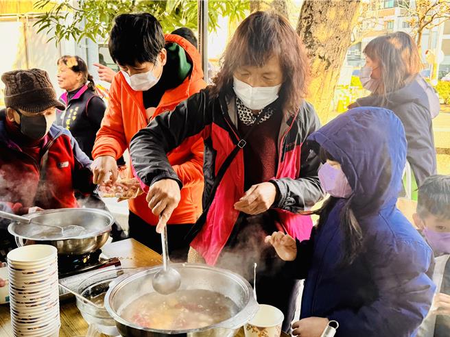 每年的12月28日是全国客家日，头份市长罗雪珠邀请千位民眾一起做「雪圆」（客语汤圆）。（头份市公所提供／谢明俊苗栗传真）