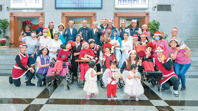 天主教安道社福基金会、敏道家园、圣心教养院及安仁家园等单位到县议会「圣诞报佳音」，获议长张明达等人热情欢迎。（嘉义县议会提供）
