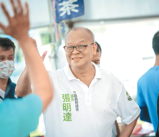 领航员：张明达（嘉义县议长）。县政推动是一项任重道远的工作，身为嘉义县议会的大家长，我时常将不分党派、蓝绿议员的意见加以整合、表达，扮演好监督县政与为民喉舌角色，努力为县民争取更多必要的福利建设，让县府施政走在正轨上，同时，嘉义县议会也致力于关怀弱势，投入社会公益，更不忘行销嘉义县的好山、好水、好人情味，不负县民期盼，齐心为这块土地而努力。（嘉义县议会提供）

