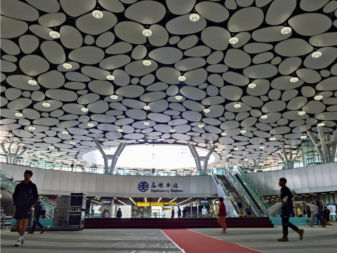 高铁延伸屏东方案今（28）日底定，行政院长卓荣泰宣布採行「高雄案」，让民代、周边居民、商圈喜忧参半。（任义宇摄）