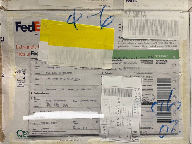 应晓薇出示护照注销文件，声明并无除中华民国护照以外的所谓第二本护照。(赖佩璇翻摄)