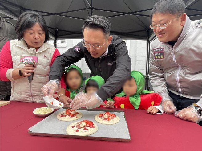 桃园市农业局、中华民国农会中坜办事处共同辅导，桃园草莓产量增加，今、明2天在中原文创园区举办草莓推广活动。(吕筱蝉摄)