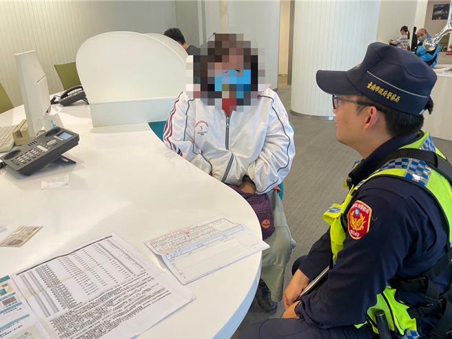 台南市一名魏姓婦人呵護國中生兒子，甘願匯款幫其買數十萬電腦教材，在銀行遭警阻詐。（讀者提供／程炳璋台南傳真）