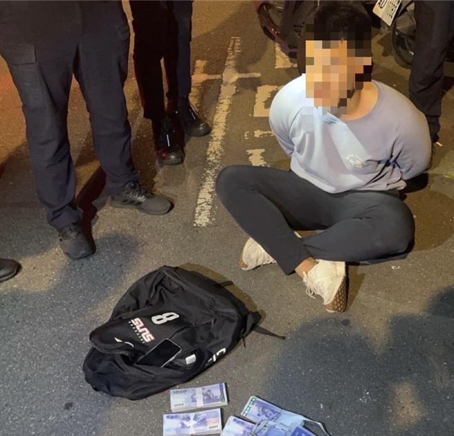 新北市中和区21岁赖姓男子26日晚间，与44岁萧姓男子相约面交现金，并直接在马路边「清点大量现金」毫不遮掩，遂遭到眼尖巡逻员警发现，这才发现又是诈骗案。（中和警分局提供）