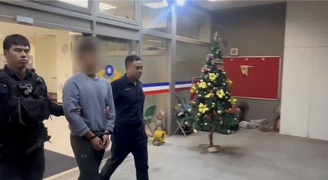 新北市中和区21岁赖姓男子26日晚间，与44岁萧姓男子相约面交现金，并直接在马路边「清点大量现金」毫不遮掩，遂遭到眼尖巡逻员警发现，这才发现又是诈骗案。（中和警分局提供）