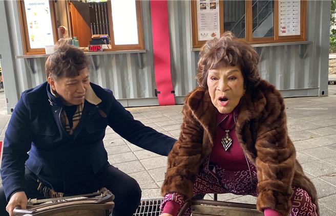 阿姑（右）重现在大陆如厕惨摔一瞬间。（林奕如摄）