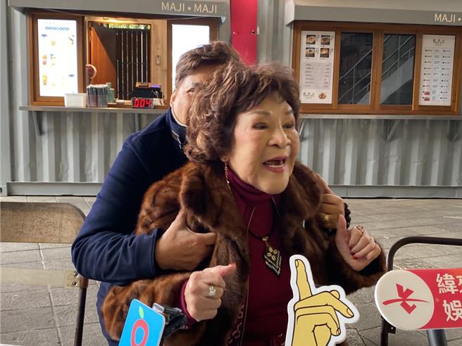 李朝永（左起）当阿姑的「人肉坐垫」，上厕所都要贴紧紧。（林奕如摄）