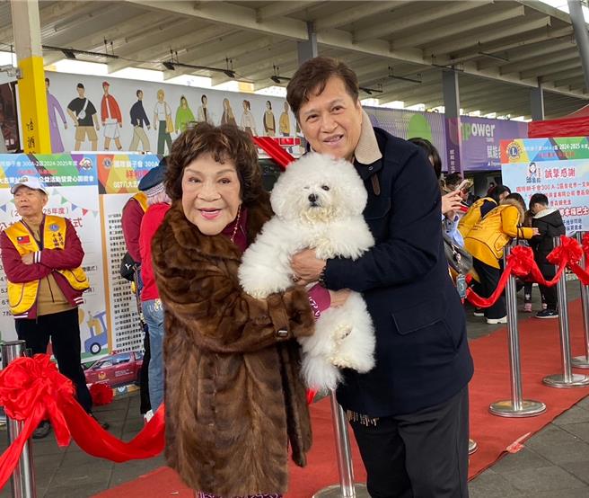 87岁阿姑（左）身体勇健，右为李朝永。（林奕如摄）