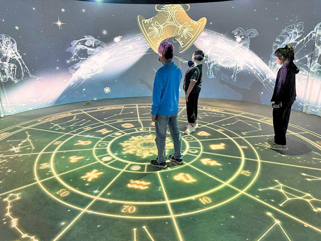 南瀛天文馆天文展示馆改装后重新开幕，透过沉浸式体验带给游客耳目一新之感。（臺南市政府教育局提供）
