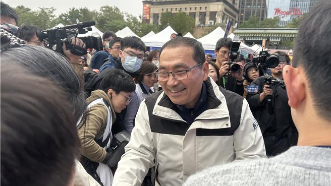 新北市长侯友宜也到场参与，热情与清洁队摊位、民眾互动，场面非常热闹。（贺培晏摄）