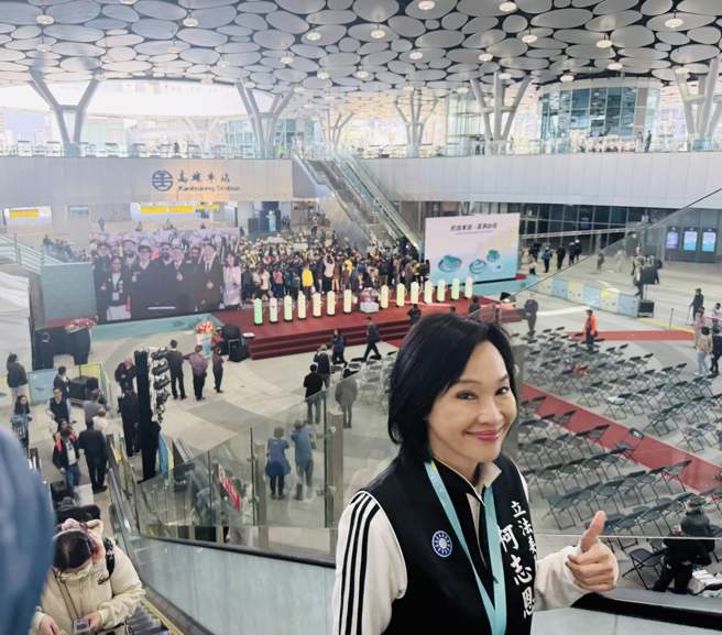 國民黨立委柯志恩28日出席高雄車站天棚啟用儀式。（翻攝自柯志恩臉書）
