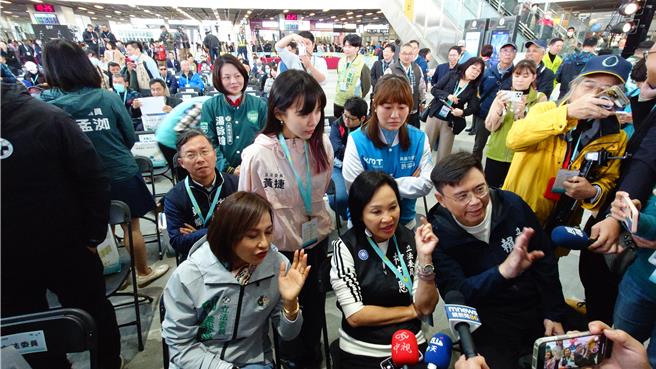 柯志恩出席高雄车站天棚启用典礼，遭绿营立委包围喊财划法对高雄不公，陷入长达10多分钟论战。（任义宇摄）