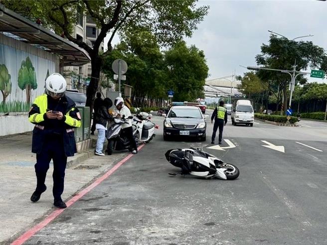 新北市板桥区20岁包姓女子，27日上午10时许骑车行径板桥区环河西路五段与新月二街口时，不慎遭后面由周姓男子所驾驶的车辆擦撞倒地，所幸未酿成追撞。（海山警分局提供）