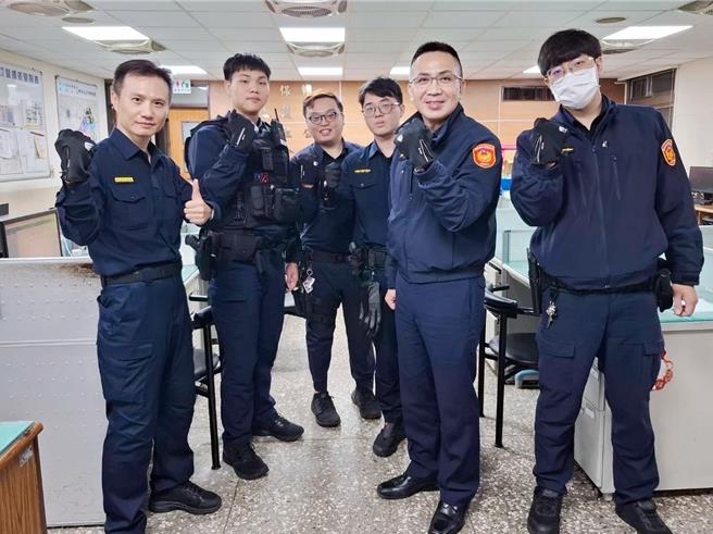 樹林警分局長林國民有感同仁在低溫執勤辛勞，特別訂購保暖、防滑及舒適性具防潑水材質的「禦寒手套」致送同仁，不僅增加手部保暖，也讓行車執勤更安全。 （樹林警分局提供）