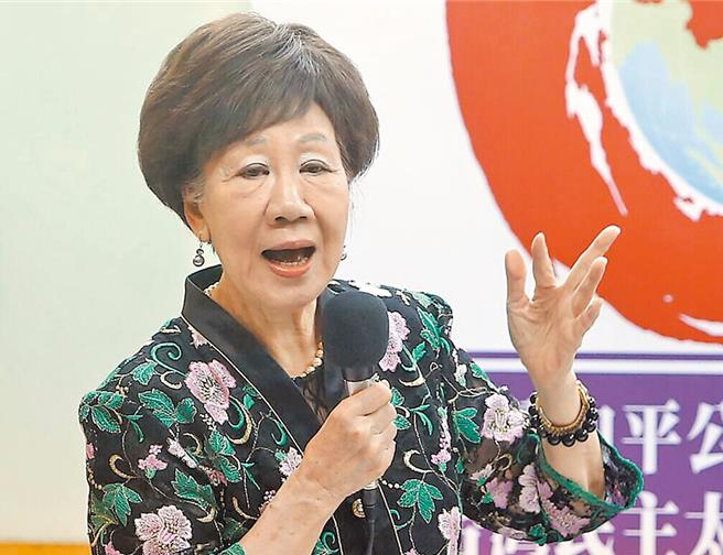 吕秀莲以一幅画作为引喻，她说，「当两只大象要打仗，草地上的小动物要紧张了，要自求多福。」（本报资料照片）