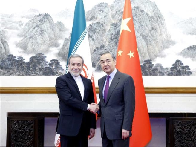 王毅在大陆北京同伊朗外长阿拉格齐举行会谈。图／大陆外交部网站