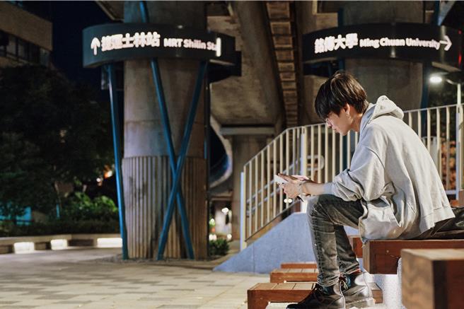 北市府将捷运士林站至剑潭站之间的桥下空间重新营造，串联都市与自然的友善环境。（北市工务局公园处提供）