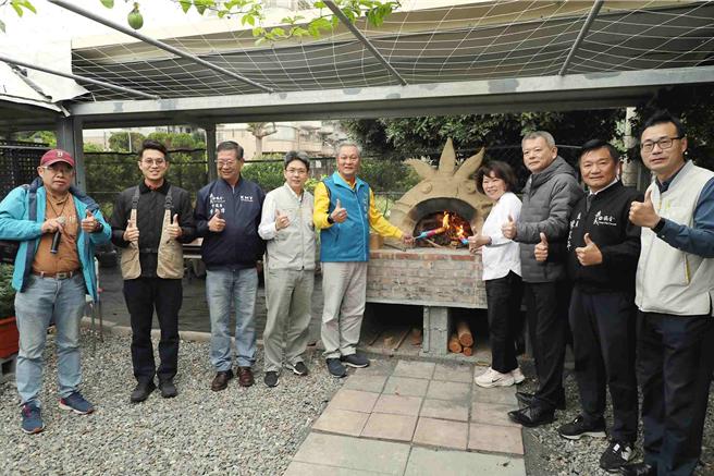 由嘉義市長竹里社區居民共同砌築而成的無煙囪烤窯「長竹窯」揭牌，未來將發展成「從產地到餐桌」的食農教育場域。(嘉義市政府提供／呂妍庭嘉義傳真)