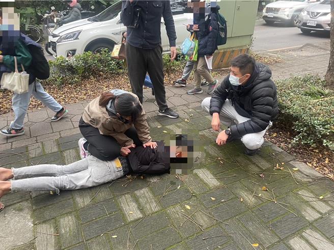 嫌犯遭埋伏的警方压制逮捕。（警方提供）