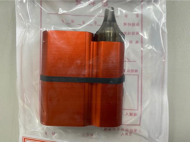 警方从车手身上查获伊托咪酯烟油。（警方提供）