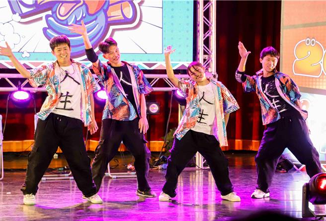 嘉義縣街舞培訓代表隊演出時氣氛熱鬧。(嘉義縣政府提供／呂妍庭嘉義傳真)