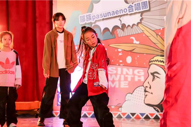 嘉義縣街舞培訓代表隊演出時氣氛熱鬧。(嘉義縣政府提供／呂妍庭嘉義傳真)