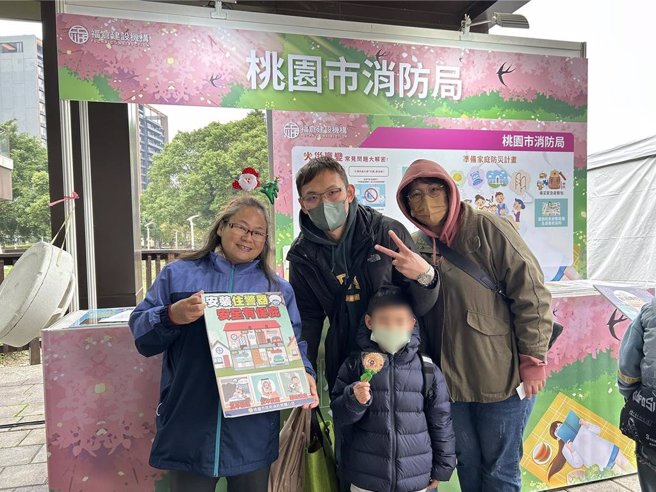 桃园市原住民族产业遍布全市，桃园市原住民族行政局28日在桃园市立图书馆新总馆户外广场，一站式产业辅导服务站成果展示，现场透过展演、体验、展售、展示4大轴面，展现年度成果与特色。副市长苏俊宾表示，今年得到很好的成效，让很多不敢创业的族人愿意踏出这一步，希望未来投入更多资源再接再厉。（赖佑维摄）