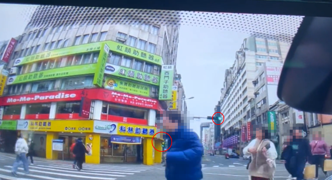 有驾驶日前开车行经台北市中正区重庆南路一段与衡阳路路口，发现有5名行人走在「对角行穿线」上，但该时段还未到「行人时相」时间。（图／翻摄自脸书爆废公社）