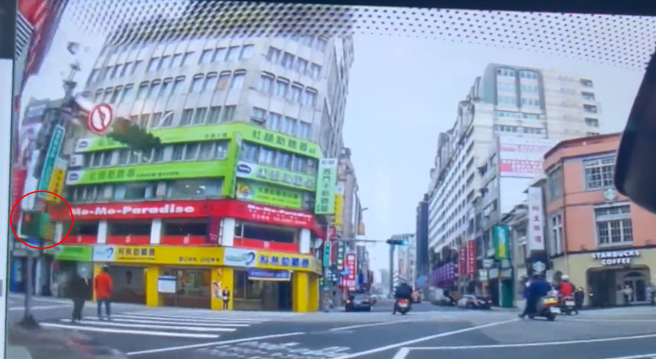 有驾驶日前开车行经台北市中正区重庆南路一段与衡阳路路口，发现有5名行人走在「对角行穿线」上，但该时段还未到「行人时相」时间。（图／翻摄自脸书爆废公社）